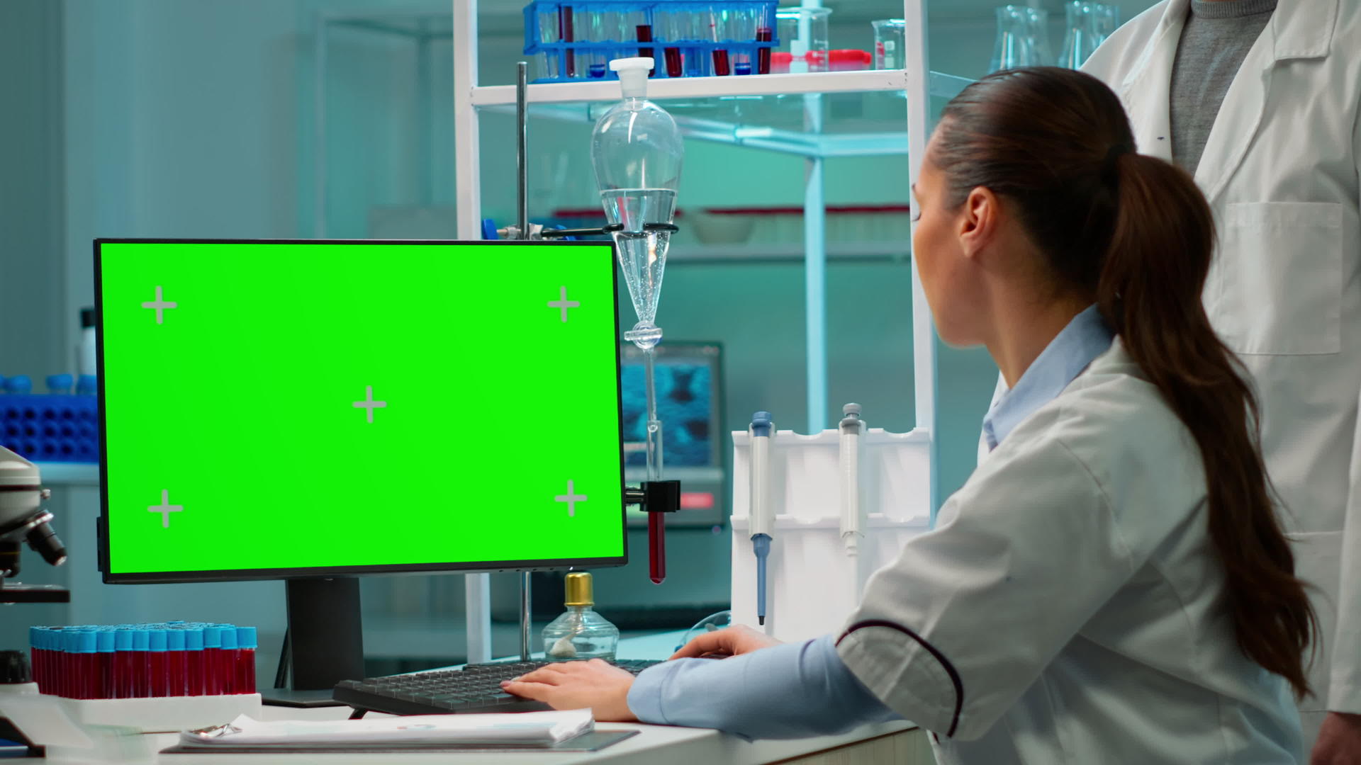 与实验室技术人员和绿色模型交谈PC合作的人视频的预览图