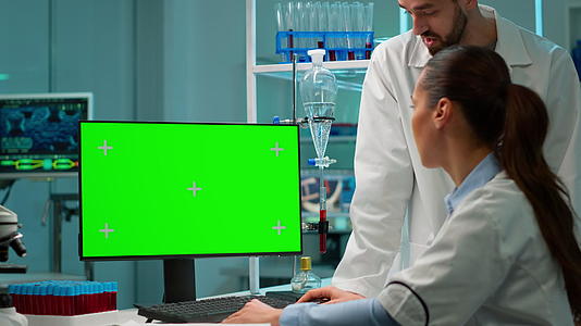 使用台式计算机和模拟模板的科学家视频的预览图
