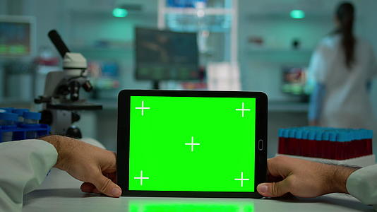 第一个视角微生物学家用绿色染色键和平板胶片拍摄第一个视角镜头视频的预览图