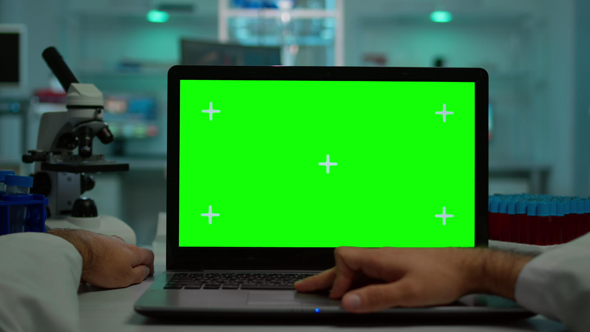 第一个视角科学家模拟笔记本电脑上的绿色屏幕照片视频的预览图