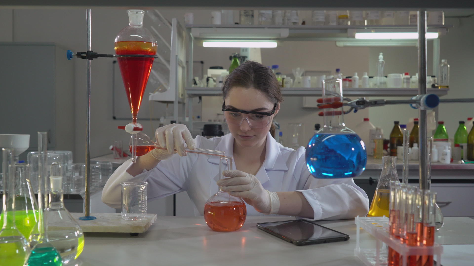 专业科学家将液体倒入玻璃灯泡中视频的预览图