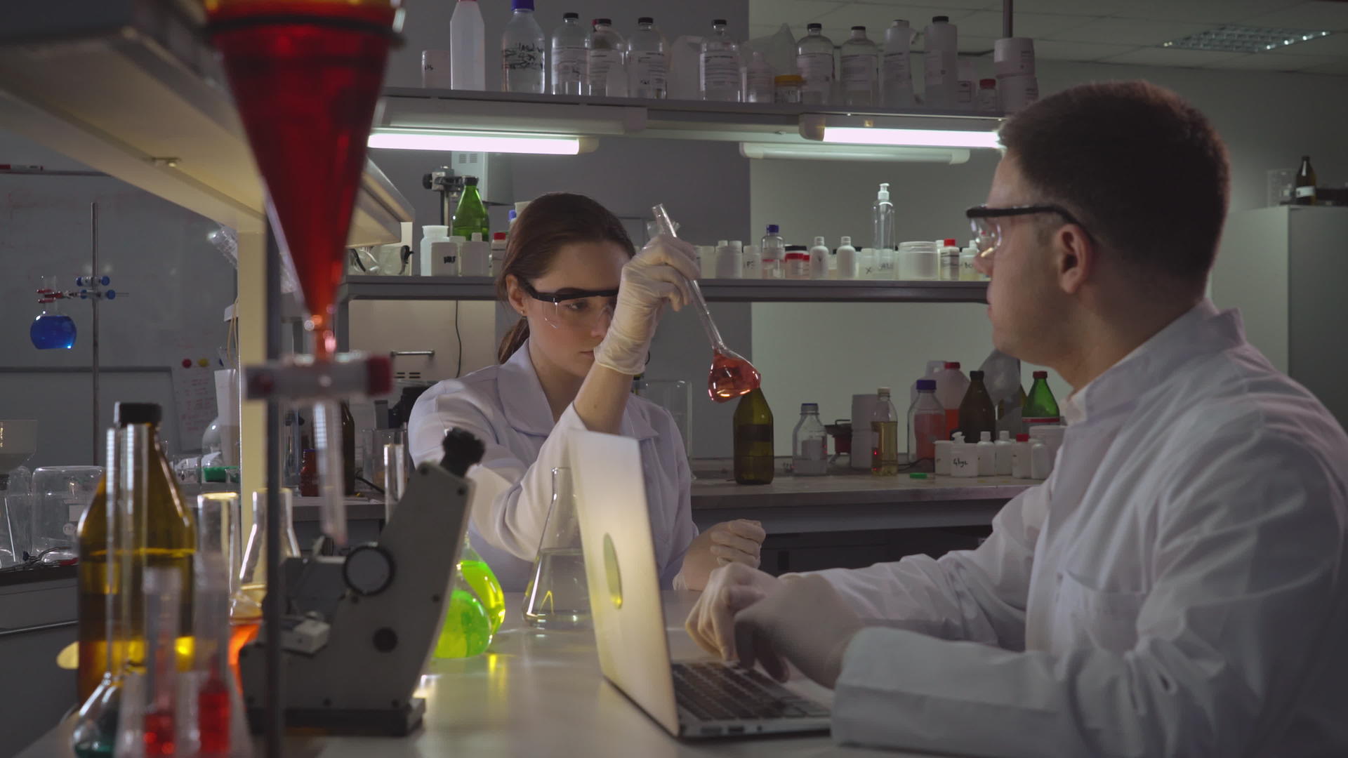 科学家和助手在实验室工作晚上笑着视频的预览图