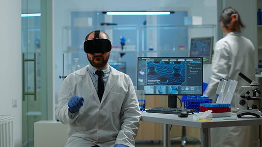 专业科学家在实验室中使用医学遗传学视频的预览图