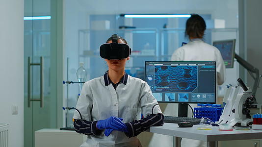 使用vr护目镜体验虚拟现实实验室医生视频的预览图