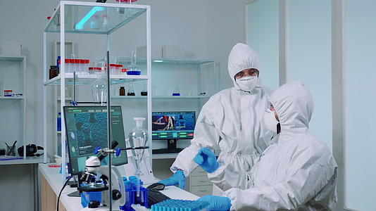生物技术科学家穿着牛皮西装视频的预览图