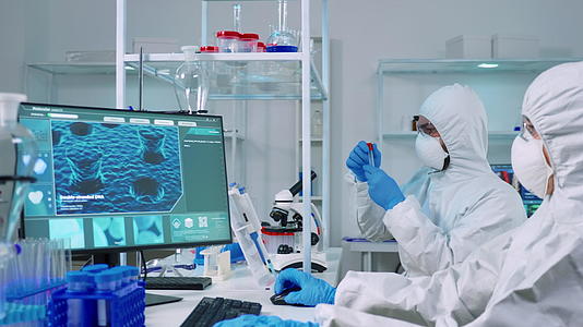 医生穿着个人防护服pc化学家使用显微镜工作视频的预览图