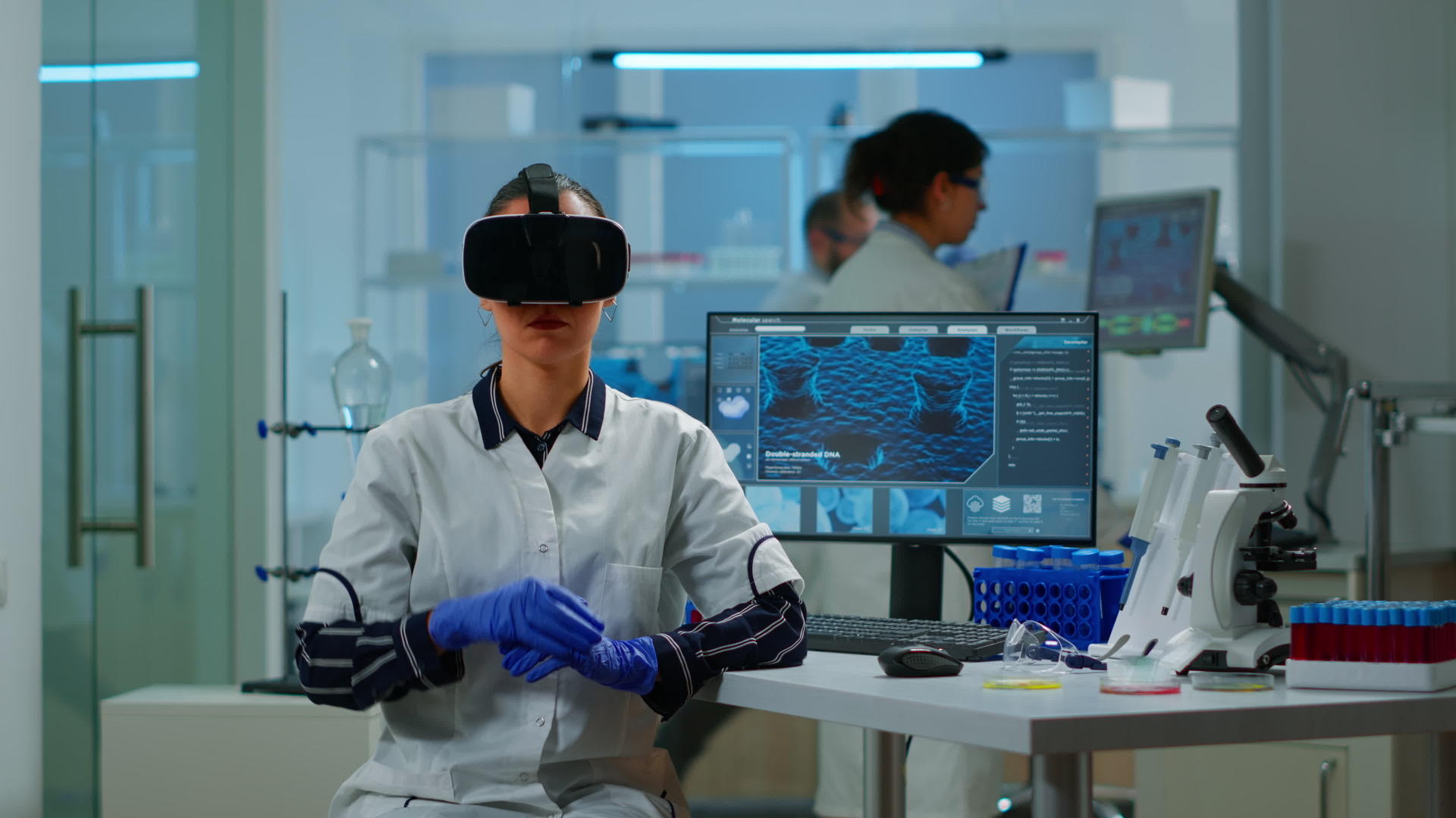 专业科学家在实验室使用医学推广方法佩戴虚拟现实眼镜视频的预览图