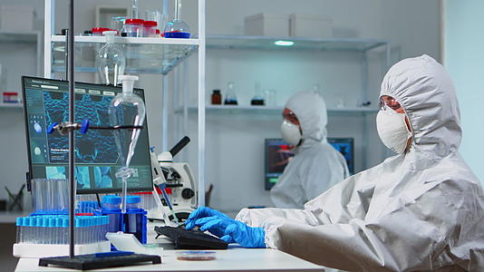 科学家在化学实验室工作时从事防护服工作视频的预览图