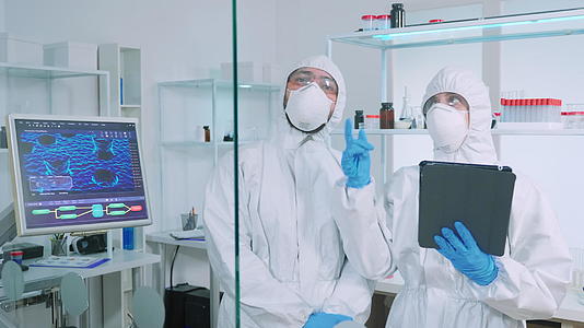 在化学实验室中使用虚拟现实科学家团队Pice西装公司视频的预览图