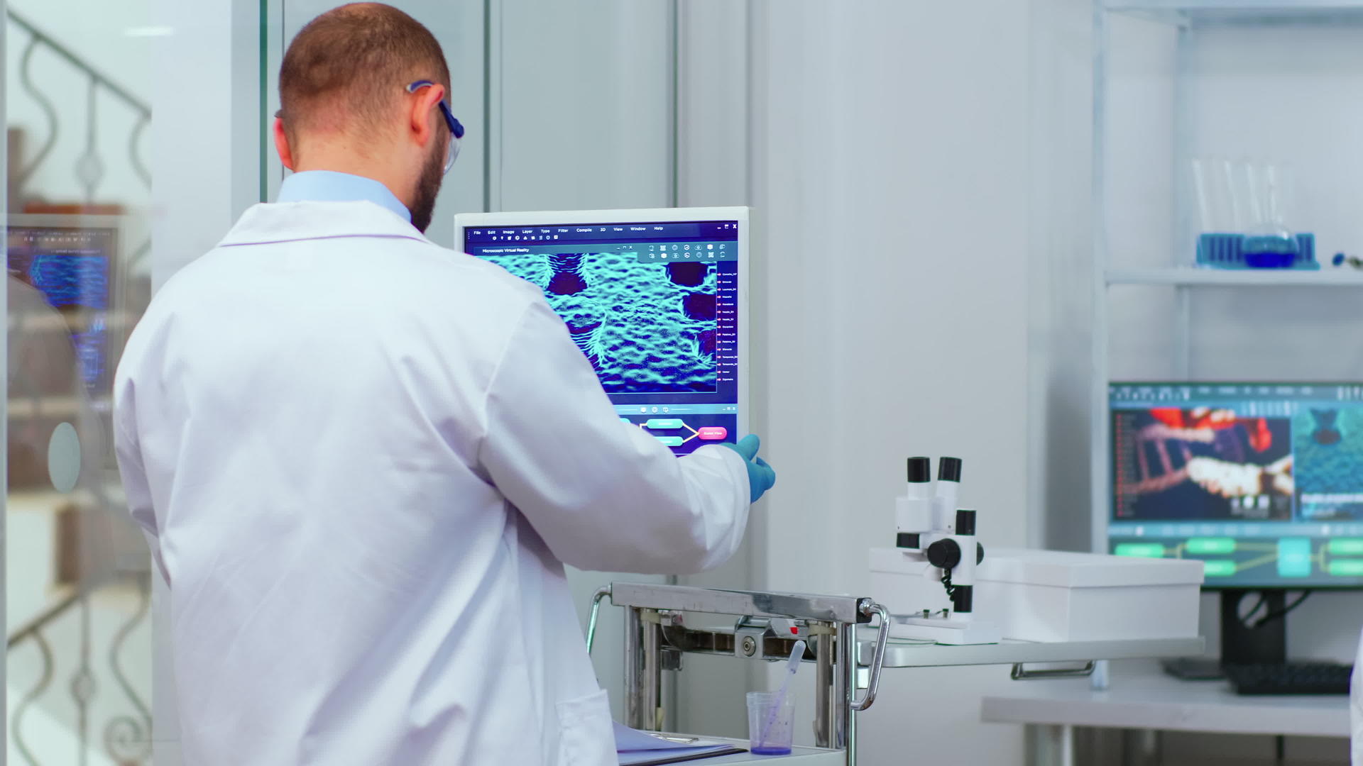 专业化学专家化学专家利用触摸屏露台分析疫苗开发视频的预览图
