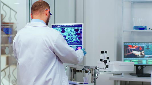 专业化学专家化学专家利用触摸屏露台分析疫苗开发视频的预览图