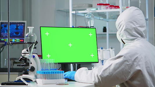 医生使用绿色屏幕在计算机上工作视频的预览图