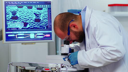 生物技术科学家使用显微镜进行研究；研究视频的预览图