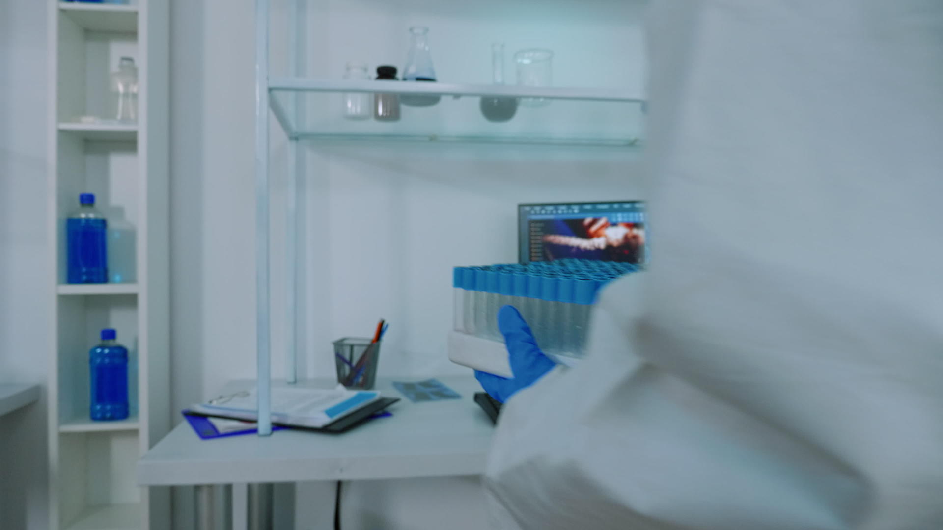 防护服化学家将测试管带入消毒实验室视频的预览图