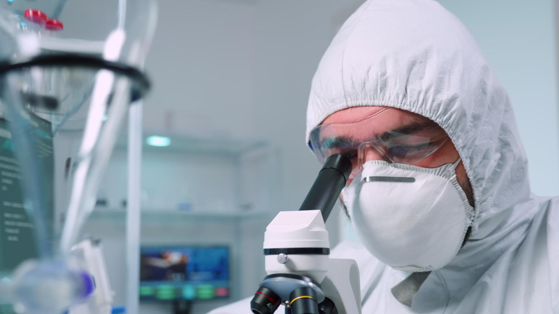 实验期间活塞生物化学家通过显微镜观察活塞生物化学家视频的预览图