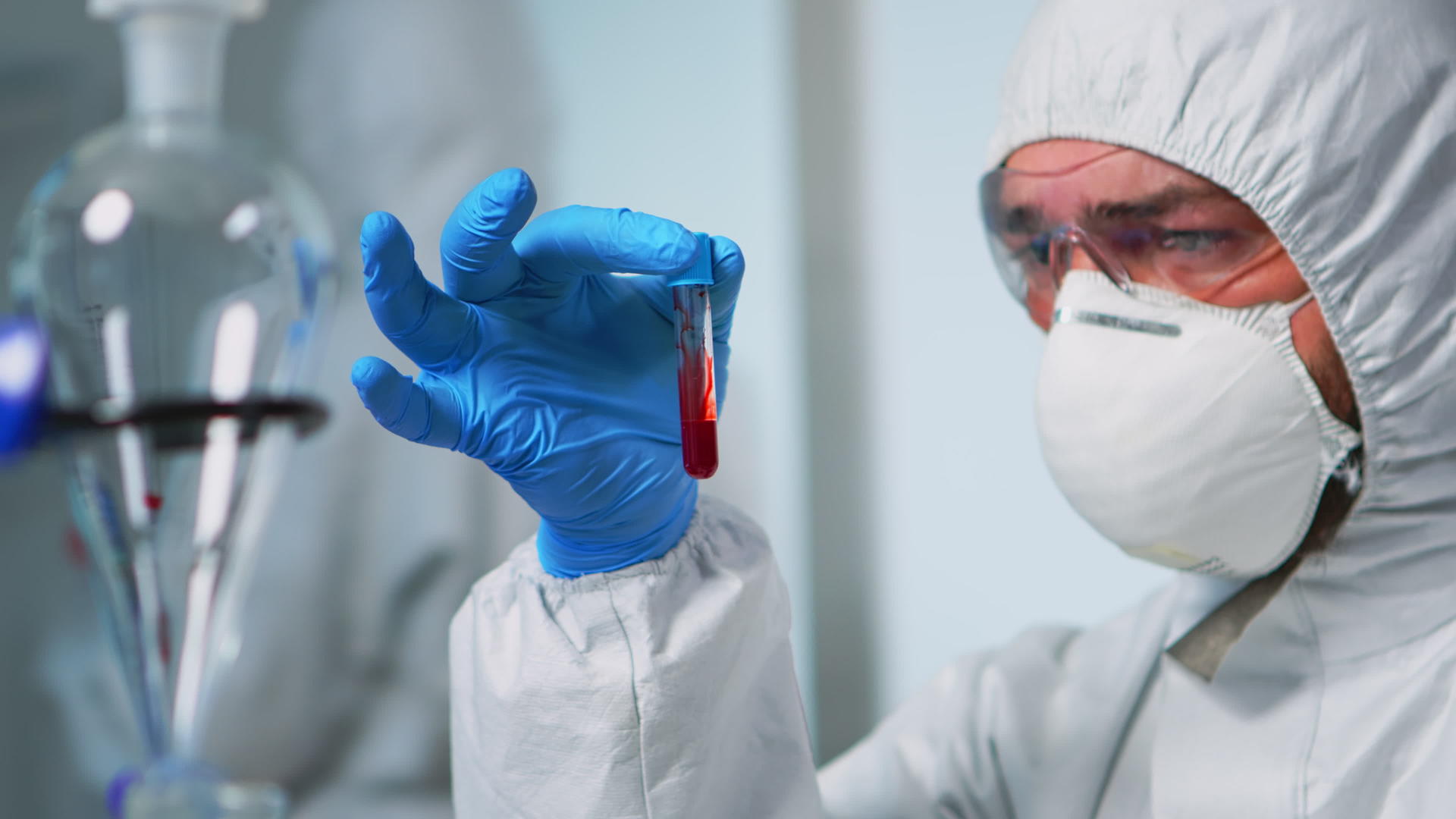 科学家穿着防护服有血样视频的预览图