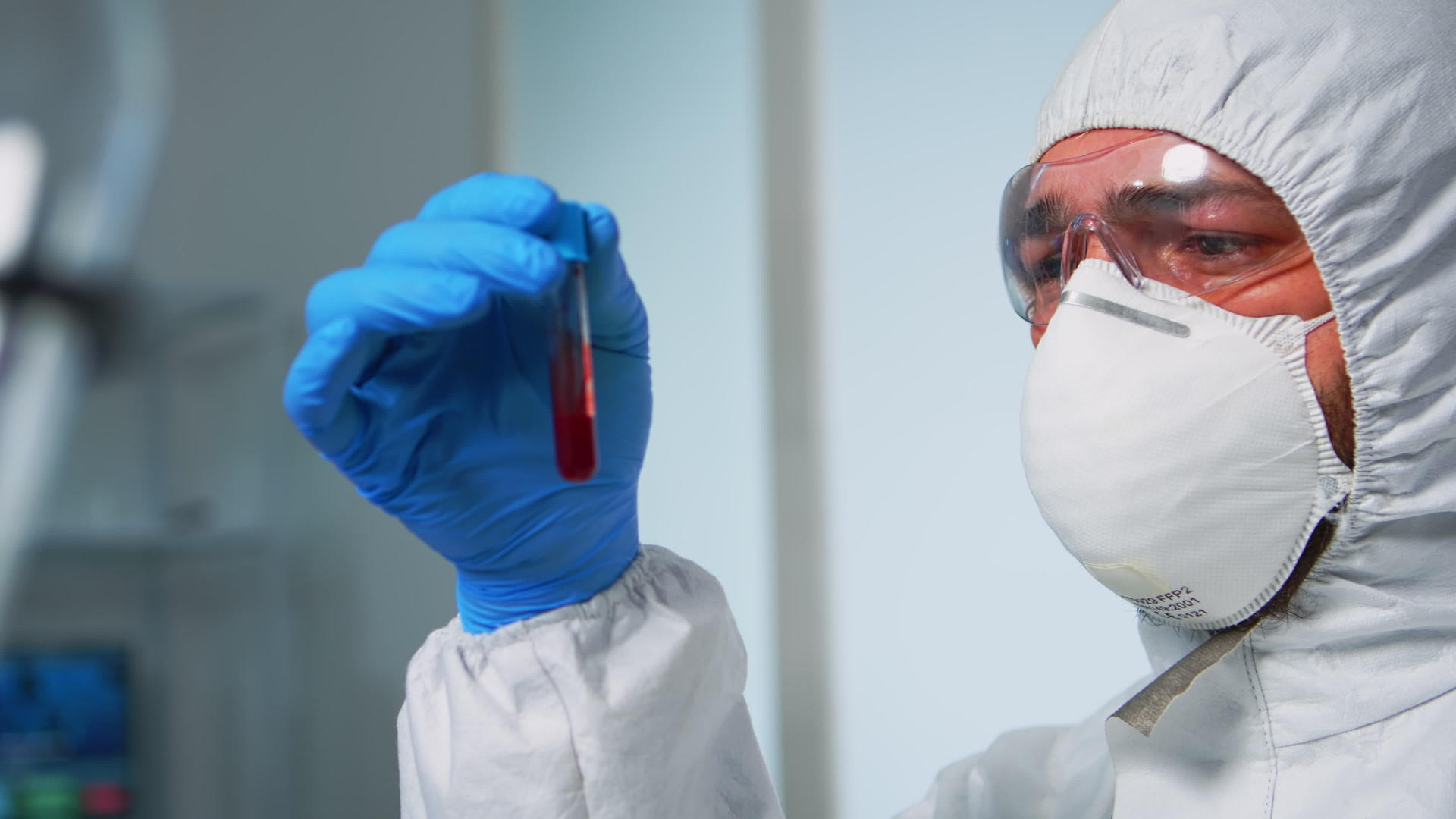 科学家在实验室检查血液测试管的覆盖物视频的预览图
