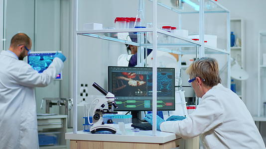老年实验室技术研究技术人员；视频的预览图