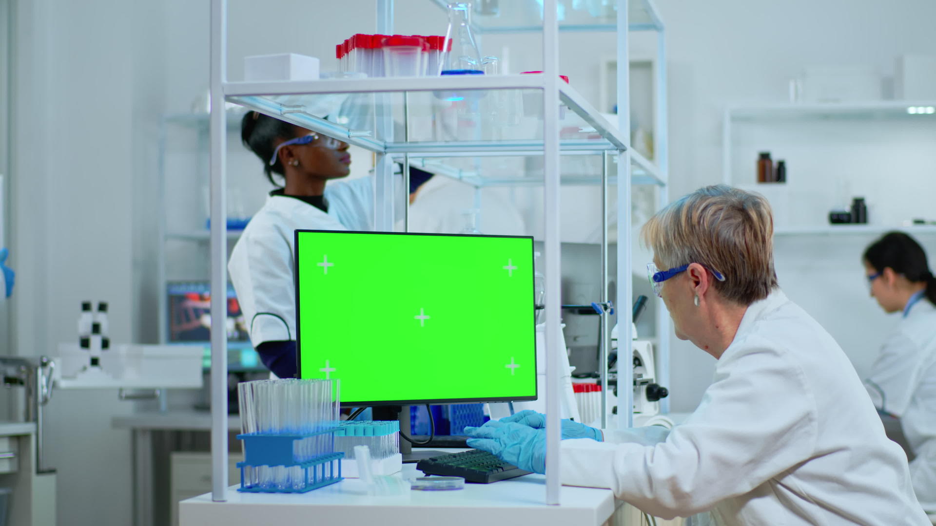 使用绿色屏幕计算机工作的高级医生视频的预览图