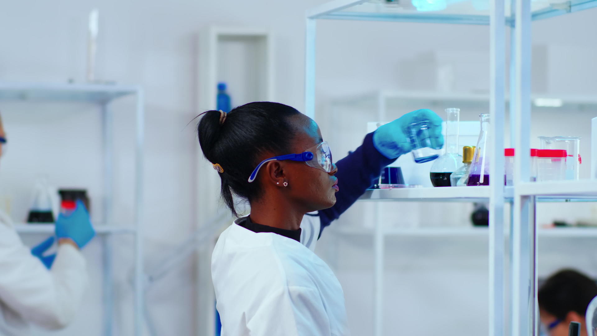 非洲女性化学家研究人员在实验室使用玻璃设备视频的预览图