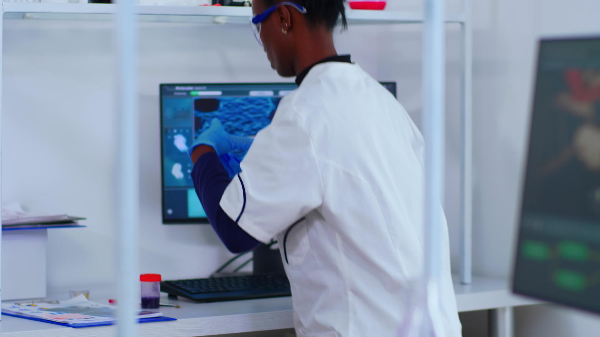 写非洲化学家护士关于计算机分析的结果视频的预览图