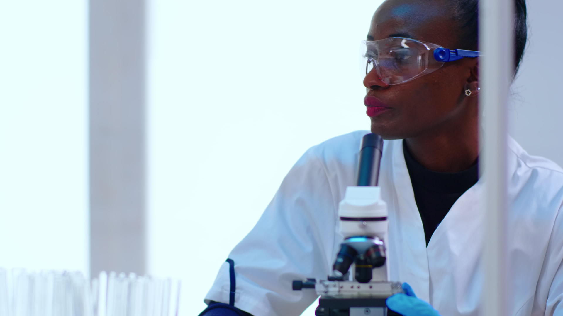 黑人女科学家使用显微镜进行近距离研究视频的预览图