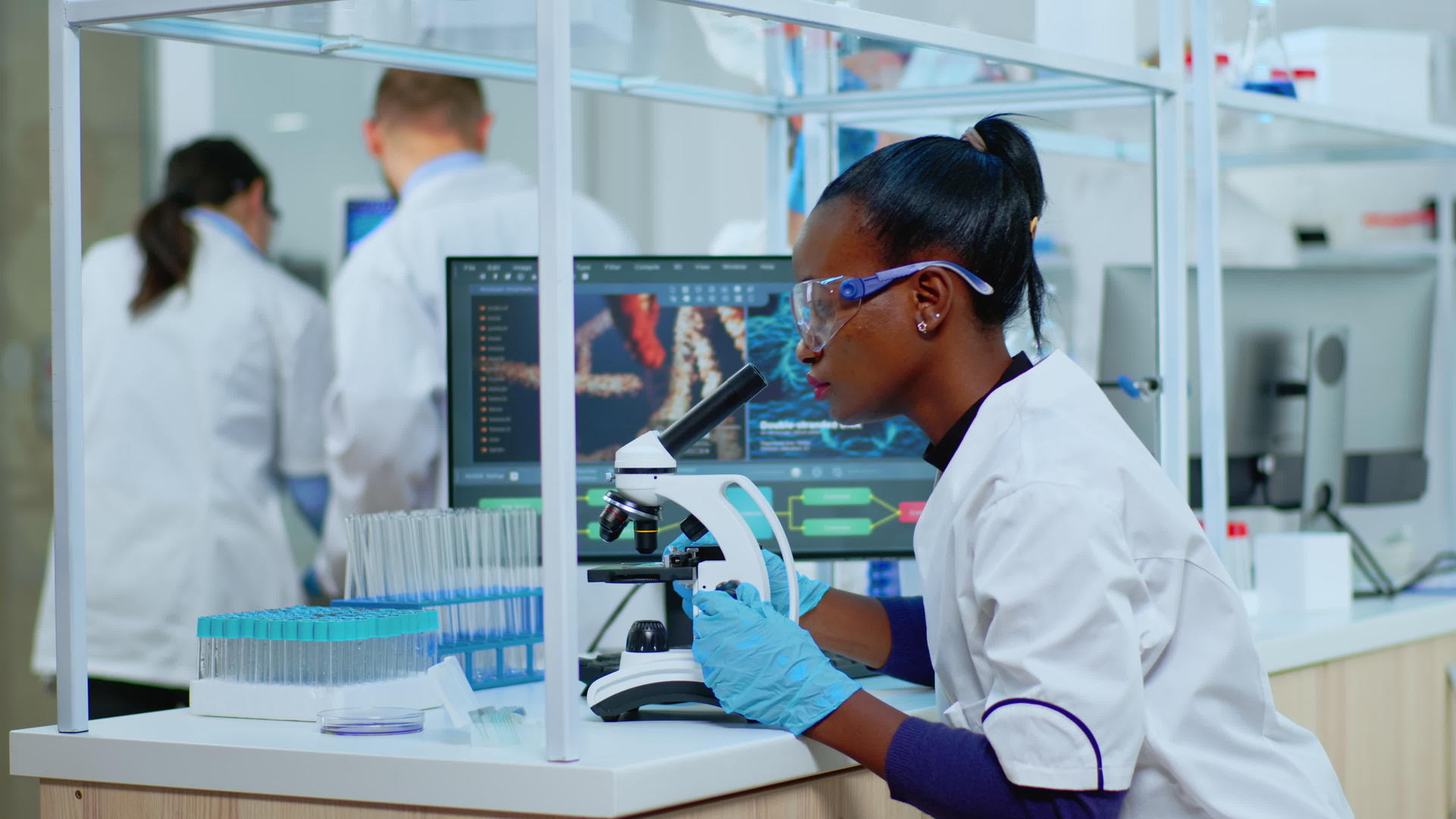 坐在实验室分析黑血生物化学女性的血液测试视频的预览图