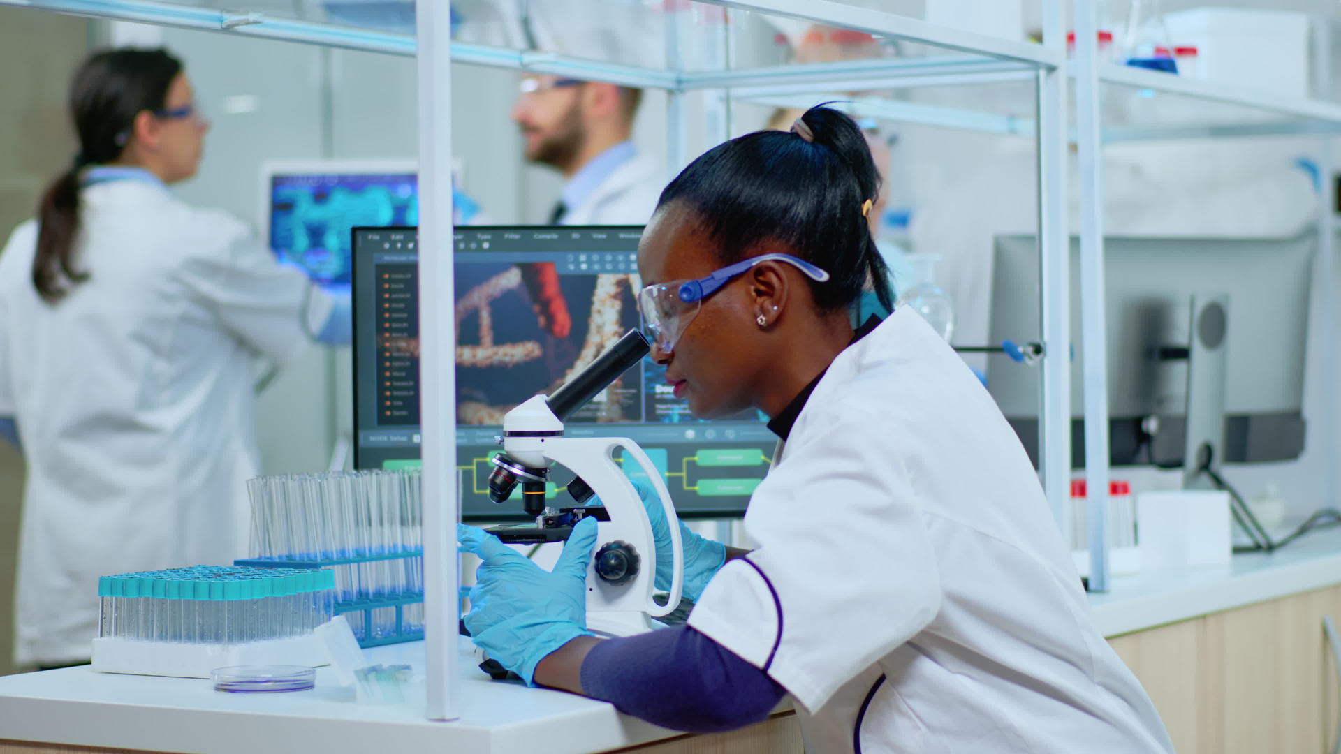非洲女性科学家在现代实验室使用显微镜视频的预览图