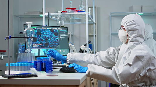 实验科学家在无菌实验室使用蓝色液体进行抗生素试管视频的预览图