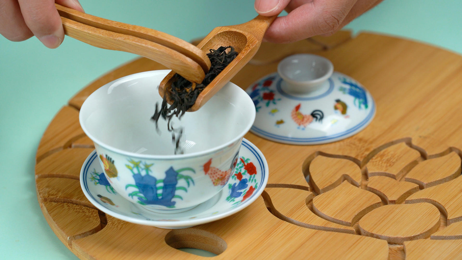 向茶碗中添加茶叶视频的预览图