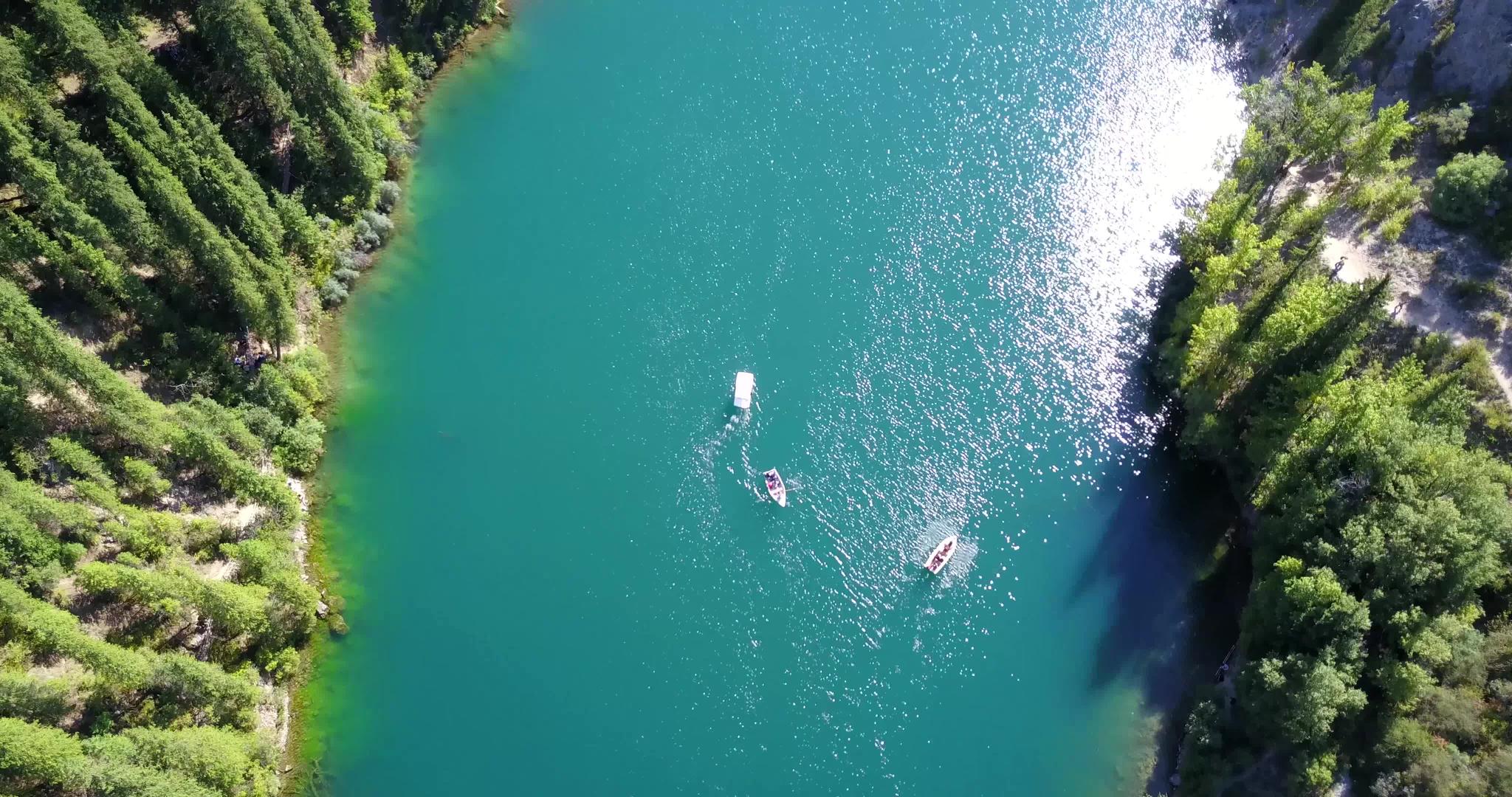 Kolsay湖在绿山和青山之间视频的预览图