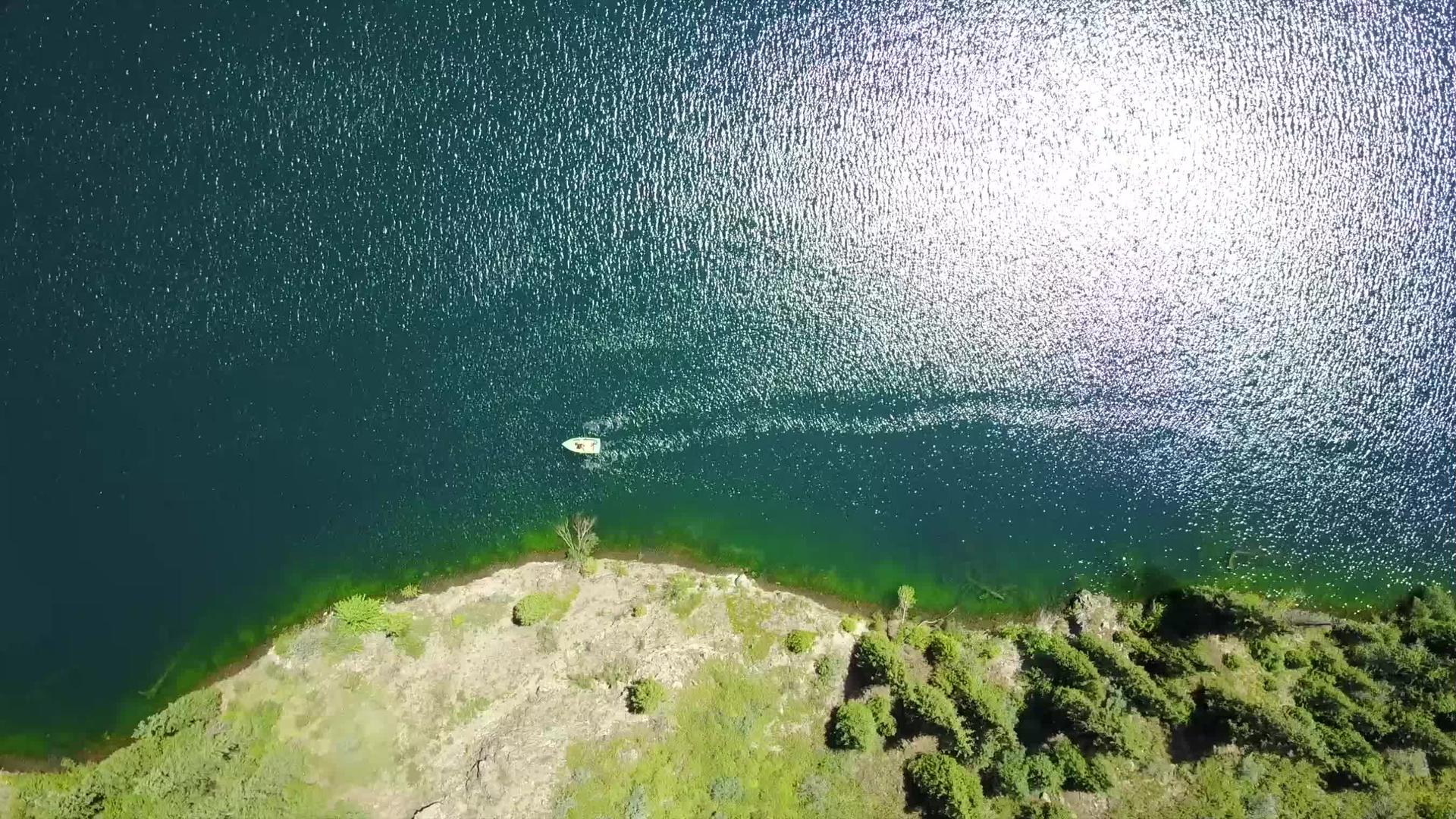 Kolsay湖在绿山和青山之间视频的预览图