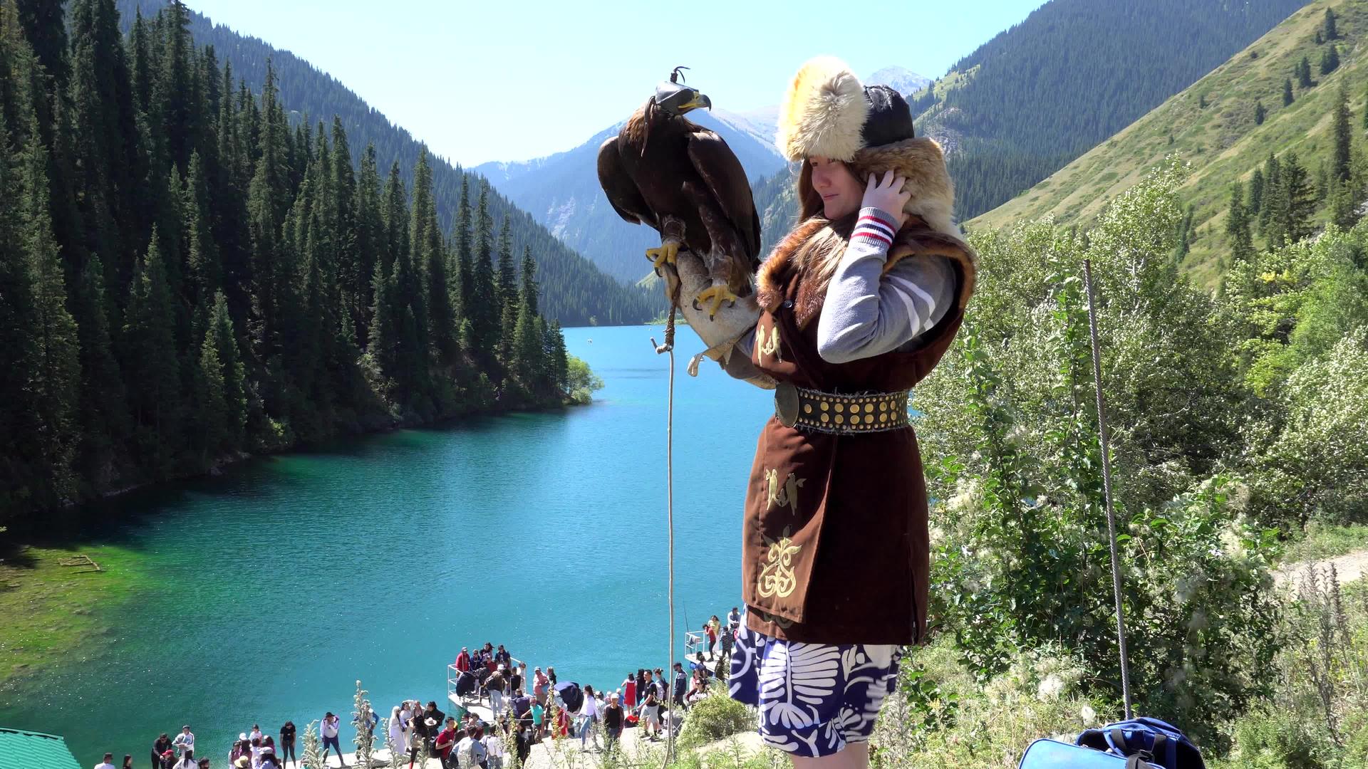 女孩穿着传统的卡扎赫服装和鹰视频的预览图