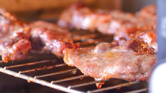 在厨房的烤架上烤猪肉牛排把烤箱里的烤猪肉交出来视频的预览图