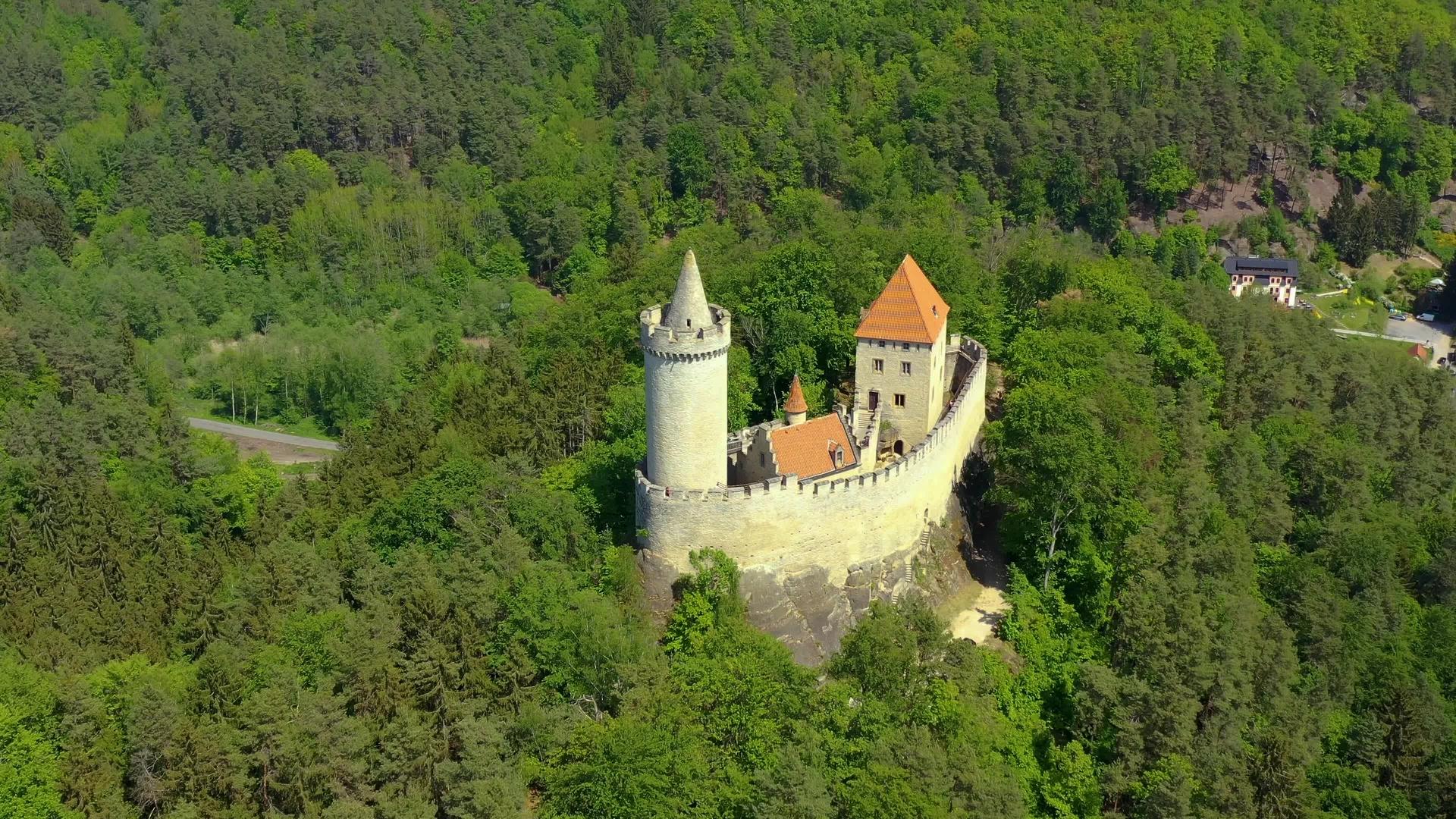 捷克布拉格附近的中世纪城堡Kokorin鸟瞰图欧洲视频的预览图