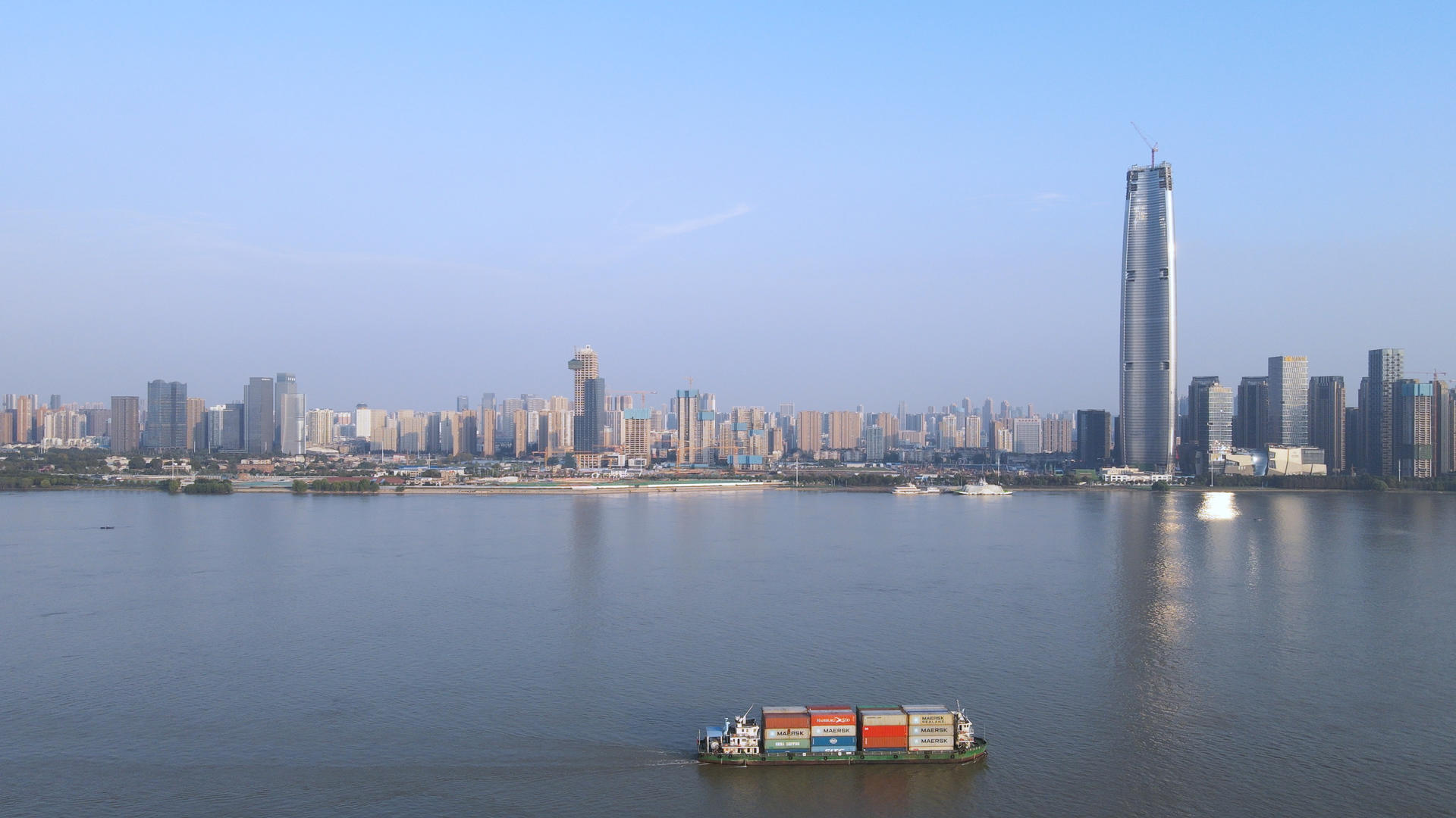 航拍长江物流运输装满货物的货轮4k航运素材视频的预览图