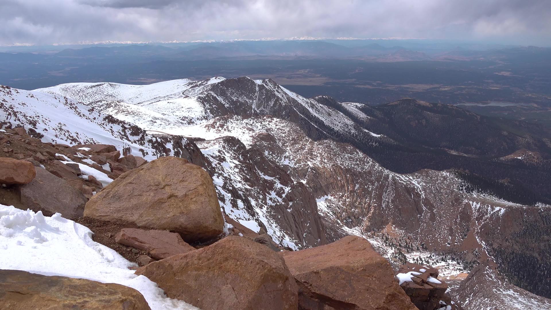 位于哥罗拉多泉科罗拉多河山顶的美丽山峰视频的预览图