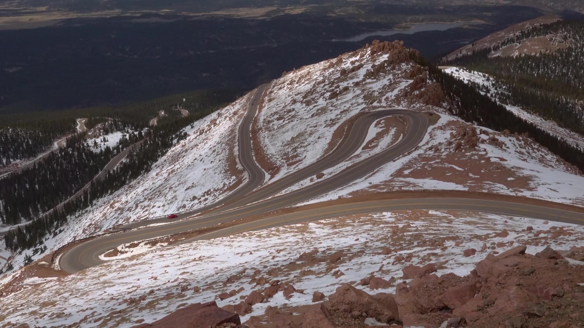 美丽的蛇纹沿着长长的科罗拉多和乌斯的山峰视频的预览图