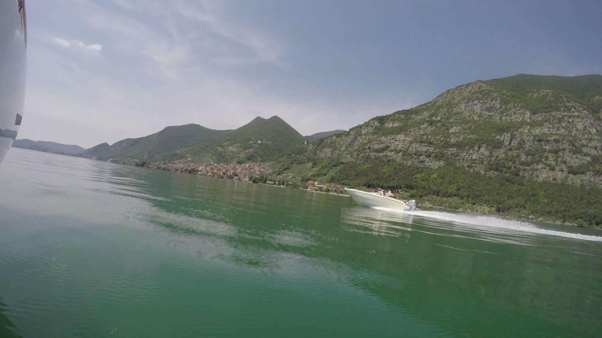 在科莫湖上快速航行的船只视频的预览图