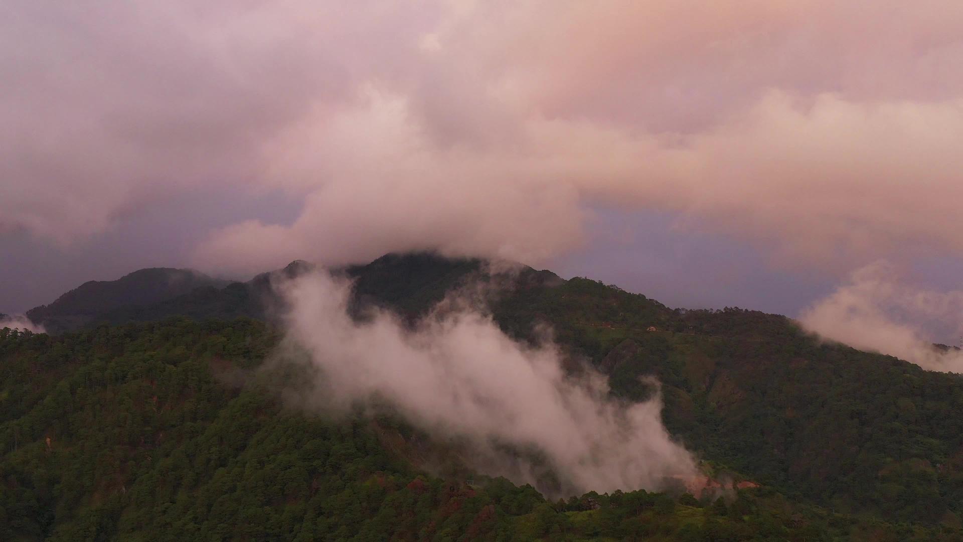 青山和山丘在日落的阴霾中在山的美丽中视频的预览图