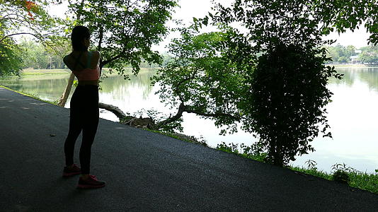 女性运动健身运动员准备在春天或夏天在森林小径上参加比赛视频的预览图
