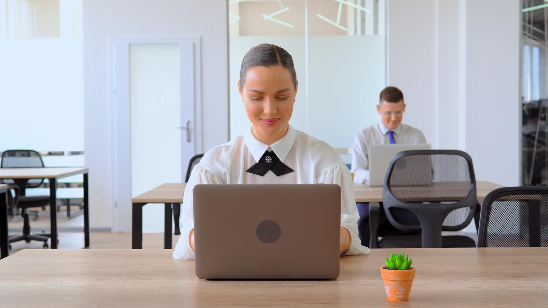 在现代办公室工作的商人女商人视频的预览图