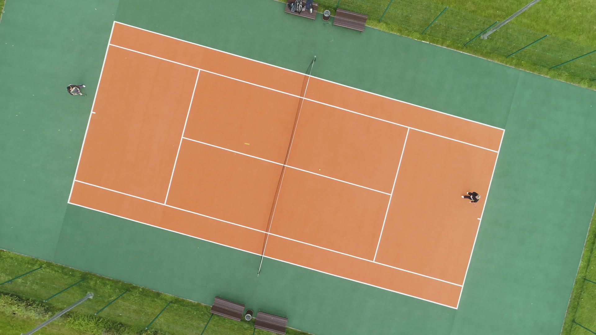 人们在球场上打网球无人机在空中飞行和旋转视频的预览图