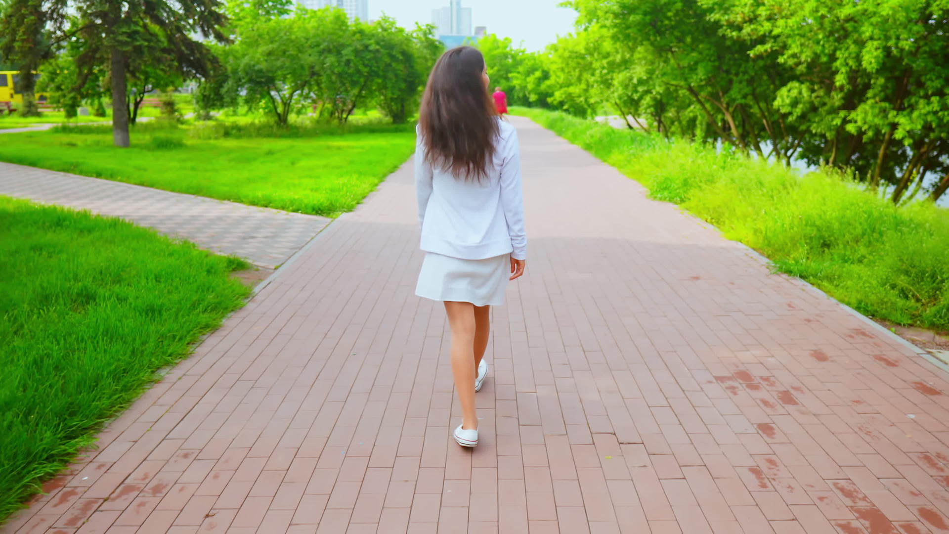 快乐的女孩穿着白色的衣服和运动鞋视频的预览图