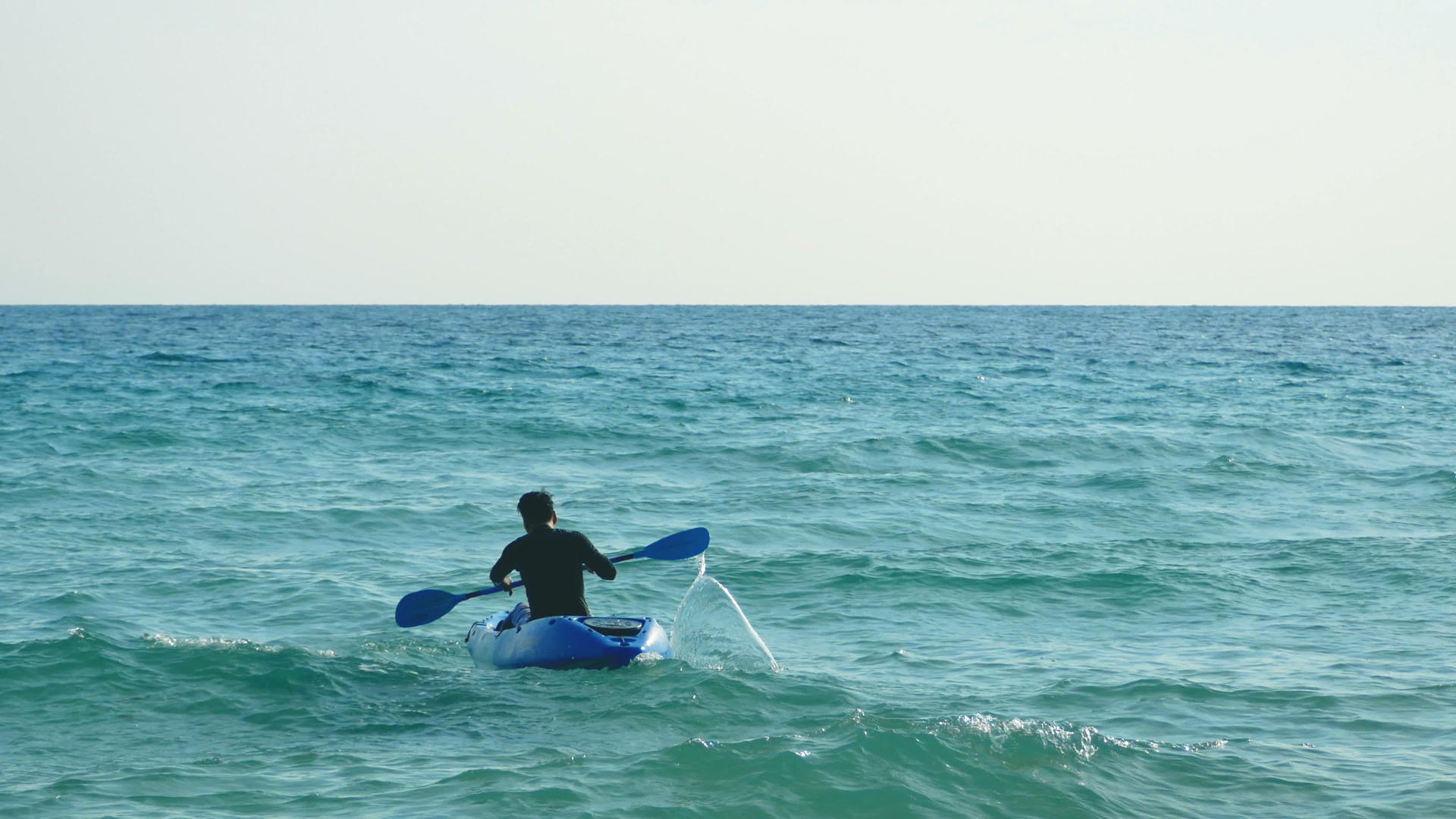 4k活跃的年轻运动员坐在皮艇上划船视频的预览图