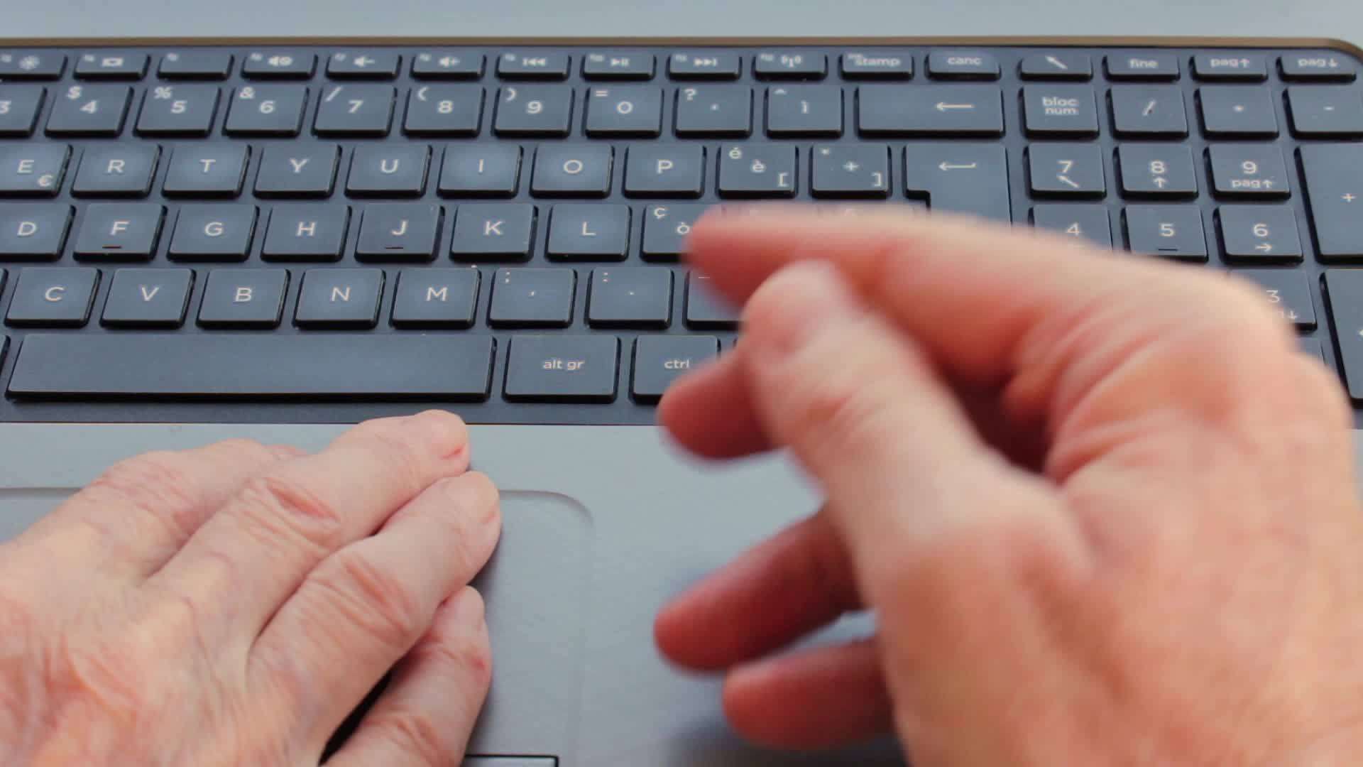 一位年长的女士学会了使用计算机视频的预览图