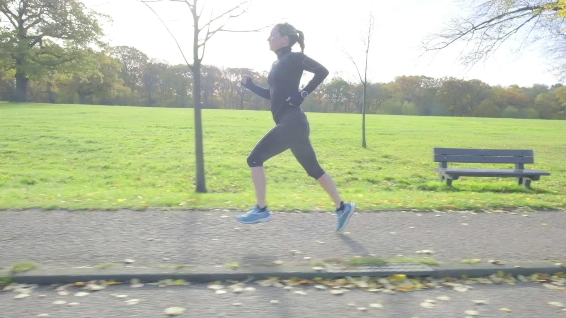 中年妇女在公园里奔跑视频的预览图