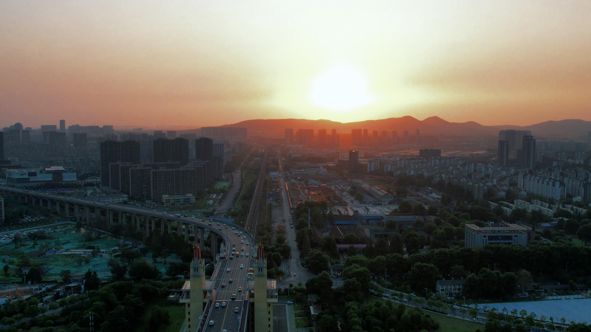 4K航拍延时摄影城市落日南京长江大桥车流视频的预览图