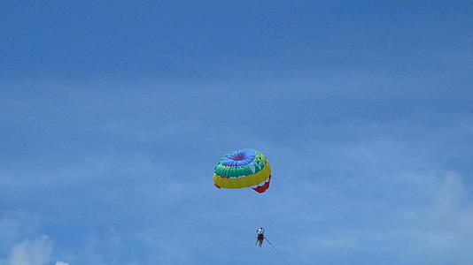 观光师在高空飞行的寄生虫上悬挂户外极限运动夏季活动视频的预览图