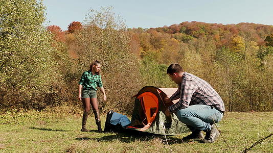 和他的女朋友一起搭建露营帐篷和旅行视频的预览图